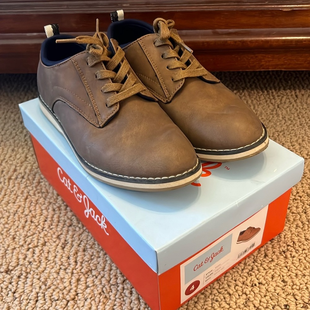 Cat & Jack Vester Cognac Brown Oxford shoes Size 4